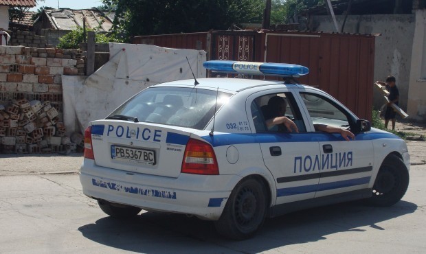 Млад мъж удари полицай в главата