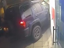 Джип се вряза в магазин, ранени са десетки