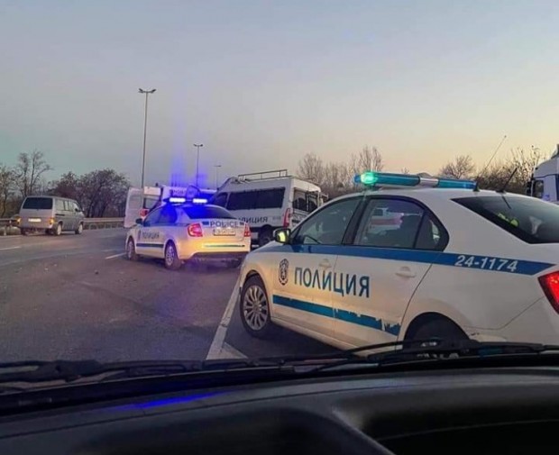 Полицай е ранен след гонка с нелегални мигранти в София