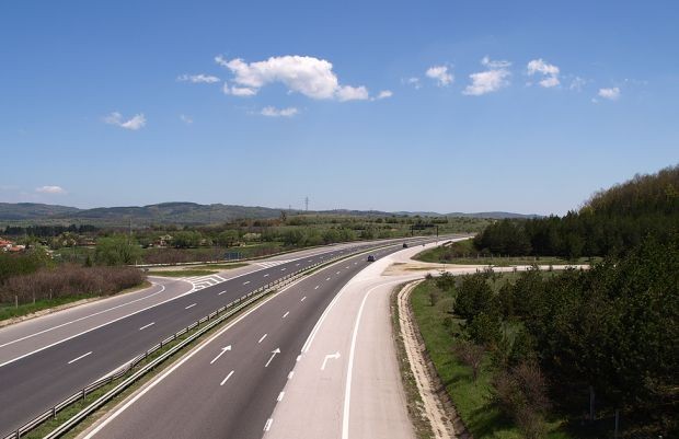 Движението при км 38 на АМ "Тракия" в посока София се осъществява в активната лента поради ПТП