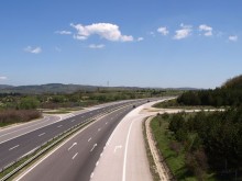Движението при км 38 на АМ "Тракия" в посока София се осъществява в активната лента поради ПТП