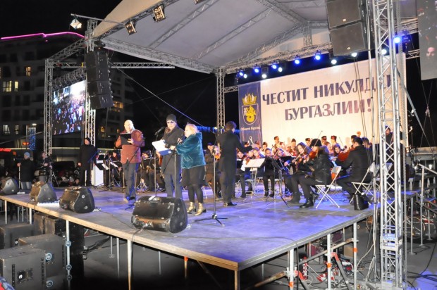Сцена на площад "Тройката" в Бургас ще даде възможност за изява на таланти през декември