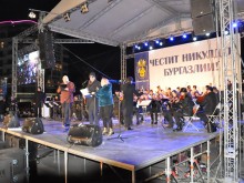 Сцена на площад "Тройката" в Бургас ще даде възможност за изява на таланти през декември