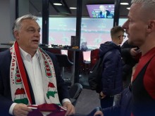 Орбан се появи на мач с шал на Велика Унгария