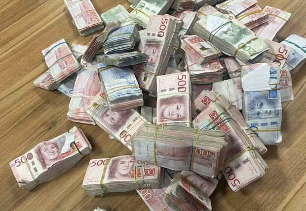 Заловиха недекларирана валута за над 635 000 лева на МП Капитан Андреево