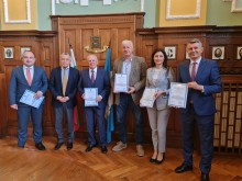 Посолството на Украйна с грамоти за екипа на община Пловдив в подкрепа на бежанците