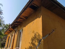 Продължават строителните дейности в селата. Община Сливен ремонтира покрива на сградата на кметството в Средорек