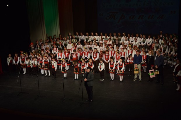 TD С обичаите танците и песните съпътстващи коледните празници на българите