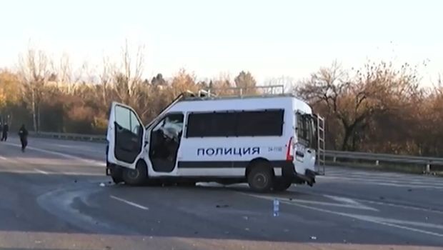 Лекарите продължават да се борят за живота на полицая, пострадал след гонка с мигранти в столицата