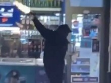Брутално! Мъж стреля с пистолет пред магазин в Пловдив!