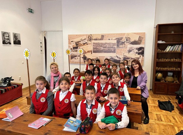 Интерактивни уроци във Възрожденското училище в Добрич връщат децата в отминали времена