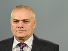 Валентин Радев за мигрантите: Служебният кабинет си позволява да прокарва грешна политика