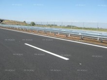 Движението от км 79 до км 106 на АМ "Тракия", в посока Бургас се осъществява временно в изпреварващата лента поради дейности по асфалтовата настилка.