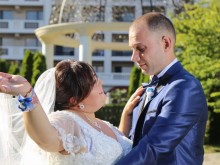 Млада двойка превърна сватбата си в благотворително събитие