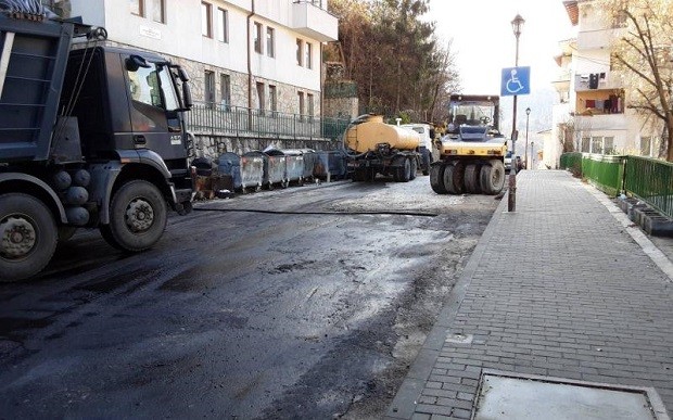 Общината постави тротоари и асфалтира улица "Кольо Фичето" в Смолян