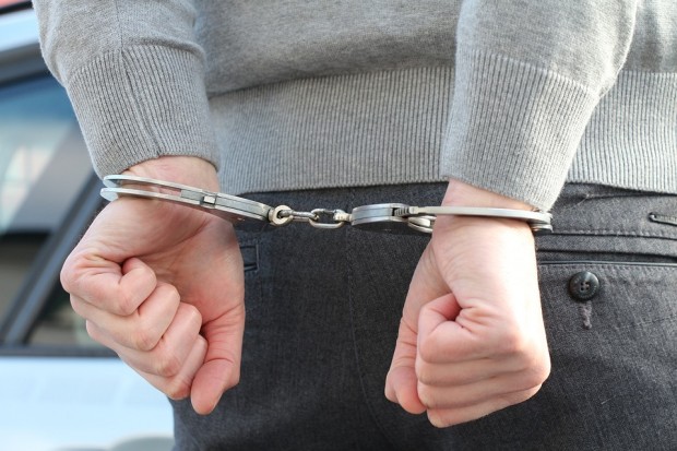 За притежание и разпространение на хероин Окръжният съд в Добрич определи мярка задържане под стража на обвинен