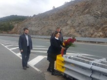 Посланикът на Северна Македония поднесе цветя на мястото на тежката автобусна катастрофа на АМ 