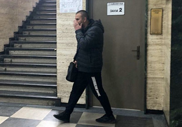 Доведоха принудително в съда в Пловдив обвинен в измама със сглобяеми къщи