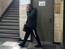 Доведоха принудително в съда в Пловдив обвинен в измама със сглобяеми къщи