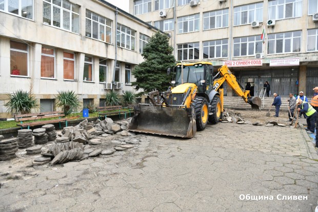 Започва ремонтът на тротоарните настилки пред ДКЦ-2 в Сливен