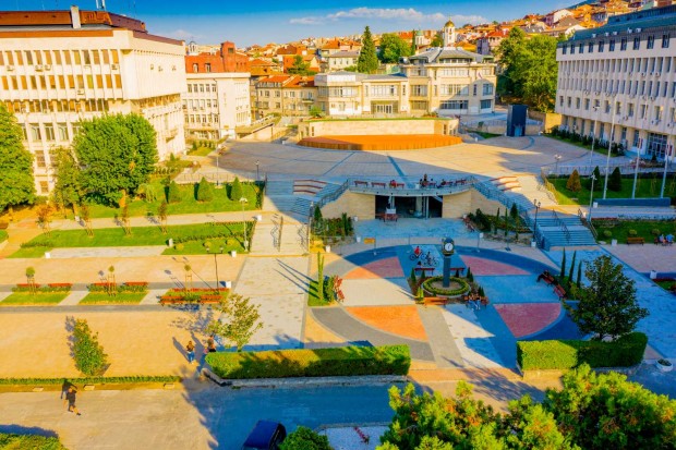 Изцяло реновиран е централният площад на Асеновград