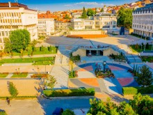 Изцяло реновиран е централният площад на Асеновград