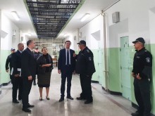 Министър Крум Зарков инспектира затвора в Стара Загора