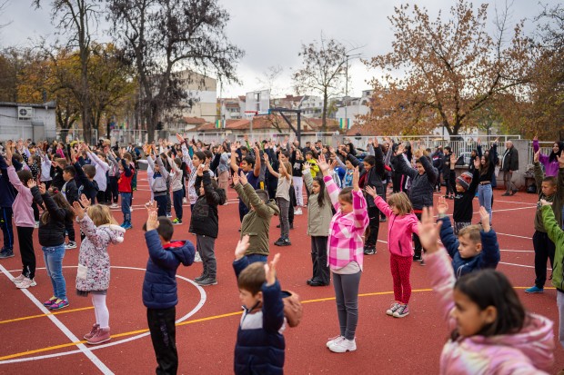 Ново спортно игрище бе открито в двора на Средно училище "Св. Климент Охридски"