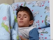 Бащата на Сашко показа какво се случва с него