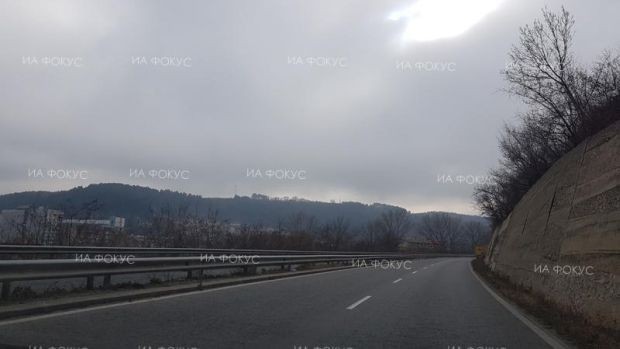 Движението се осъществява само в активната лента от км 96 до км 106 в посока София на АМ "Тракия" поради полагане на маркировка