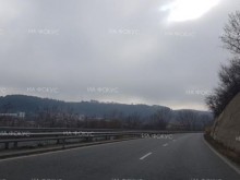 Движението се осъществява само в активната лента от км 96 до км 106 в посока София на АМ "Тракия" поради полагане на маркировка
