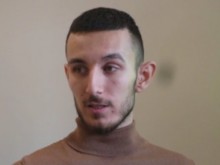Млад мъж има нужда от помощ, за да проходи отново
