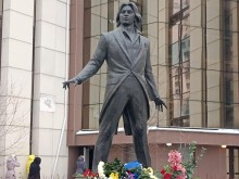 Градската организация на НД "Русофили" Пловдив поднесе цветя на паметника на световноизвестен оперен певец