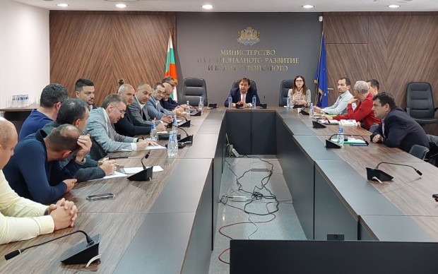 Министър Шишков се срещна с представители на строителния бранш по въпроси за индексацията на договорите за строителство