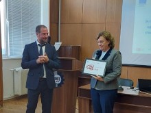 Община Ловеч с етикет "Ефективен CAF потребител", сертификатът бе връчен на кмета Корнелия Маринова