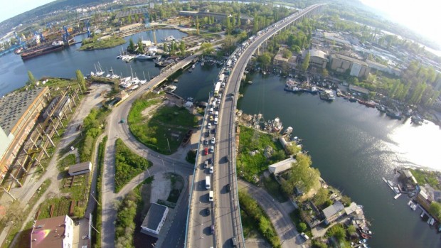 Поредна кражба на захранващ кабел остави Аспаруховия мост във Варна