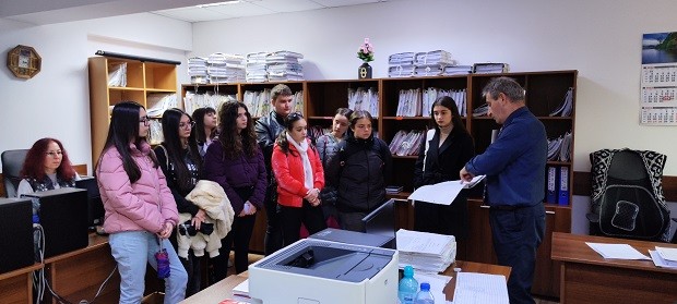 Ученици от СУ "Св. св. Кирил и Методий" – Смолян посетиха Административния съд в града