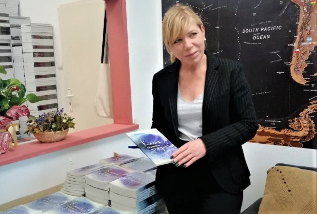 С поетичен спектакъл Диана Саватева представи новата си книга в Бургас