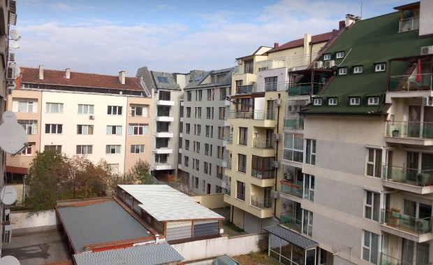 Пазарът на жилища в София прегрява и, ако тенденцията на