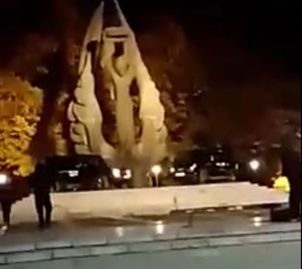 </TD
>Паметникът на Съединението в Пловдив стана обект на вандалски изпълнения