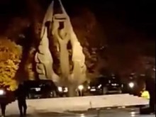 Любителски клип показа среднощен вандализъм с джипове на Паметника на Съединението в Пловдив