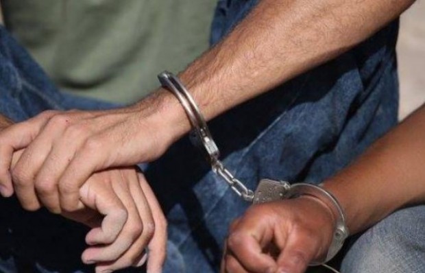 Двамата задържани полицаи, обвинени във взимането на подкуп, остават в