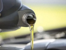 Защо използваме повече автомобилно масло в студеното време?