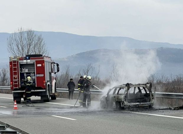 Кола се запали на 67 ия километър на АМ Струма при