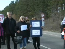 Протестът на жители на Омуртаг на главния път София – Варна продължава