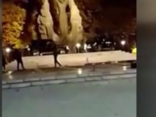 Установиха вандалите, катерили се с джип по паметника на Съединението. Казаха защо са го направили