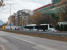 Истински екшън за шофьорите в София, десетки коли попаднаха в километрична тапа заради ТИР!