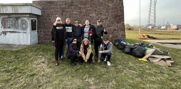 Членове на Възраждане Люлин почистиха военното гробище в Ниш Сърбия