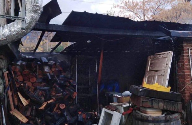 Пожар избухна в Анево, огнеборци спасиха жилище