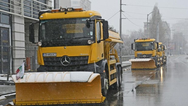 В София в готовност са 166 снегопочистващи машини, обработват се няколко района
